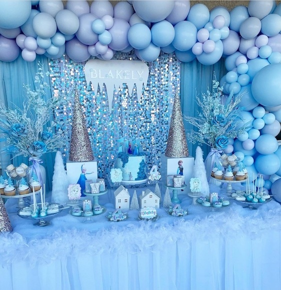 frozen2 tablescape, blue, icey, with balloons, elsa, anna, olaf